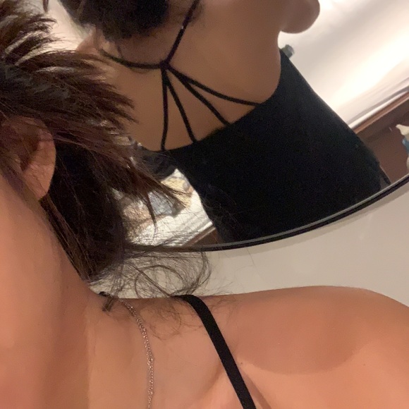 Black strap top with cute back - Picture 2 of 3